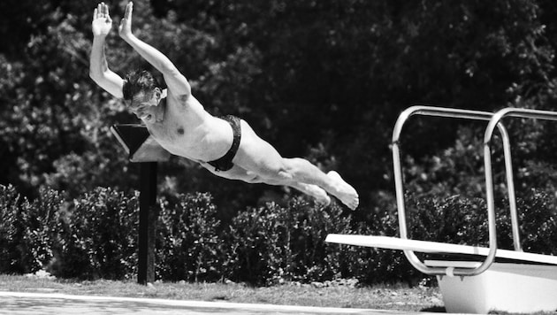 Michael Streiter beim Sprung in den Pool der Villa Medici in Artimino bei Florenz.