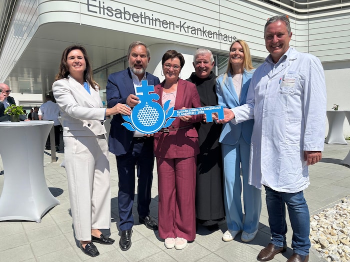 LR Beate Prettner gratulierte Elisabethinen-GF Michael Steiner (zw. v. l.) zur feierlichen ...