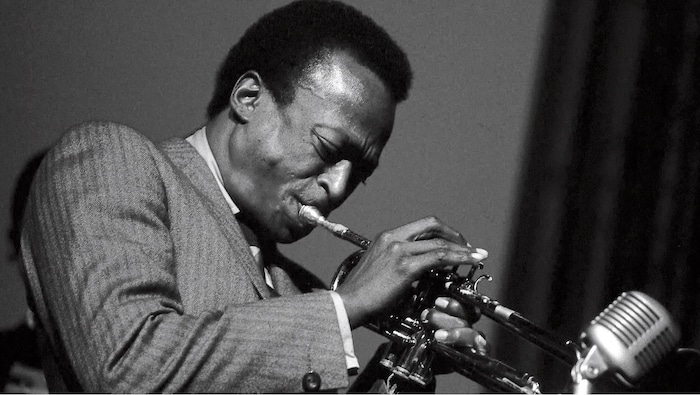 Miles Davis nahm immer wieder neue Wendungen, Jazz zu spielen.