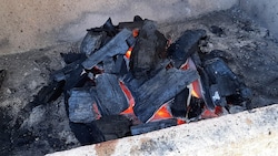 Laut der Anklage deklarierten die Betrügerinnen und Betrüger Asche als Holzkohle (Symbolbild).