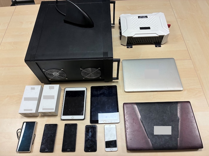 Ein weiterer SMS-Blaster sowie zahlreiche Handys, Tablets und Laptops lagerten in der Wohnung ...