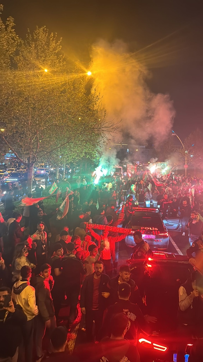Die Nacht wurde in Diyarbakir zum Tage gemacht. Nicht nur von den Fußball-Fans.