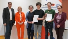 Simon Fink (2.v.r.) gewann die Österreichische Physikolympiade.