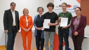 Simon Fink (2.v.r.) gewann die Österreichische Physikolympiade.