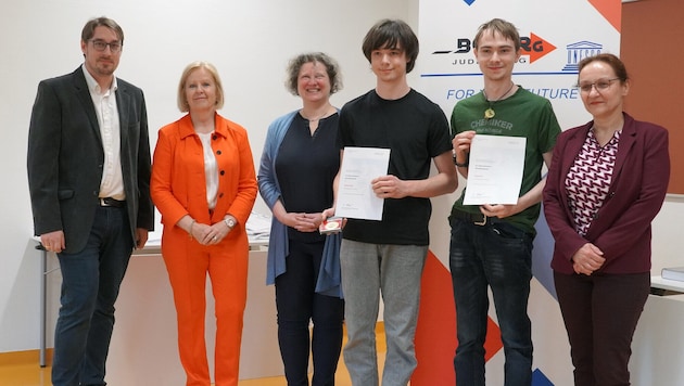 Simon Fink (2.v.r.) gewann die Österreichische Physikolympiade.