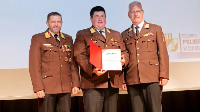 Christian Simmel (Mitte) mit Bezirks-Feuerwehrkommandant und Freund Thomas Stockinger (li.)