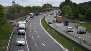 Bisher wurden zwei Fahrbahnen und eine Gegenfahrbahn auf der Seite Richtung Wien geführt. Ab ...