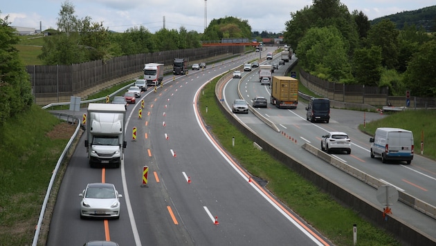 Bisher wurden zwei Fahrbahnen und eine Gegenfahrbahn auf der Seite Richtung Wien geführt. Ab ...