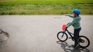Tobias zeigt, wo bei der Umkehr in der Sackgasse der Siedlung er angesprochen und angegriffen ...