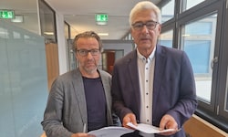 Peter Wachter (links) und sein Anwalt Stephan Rainer gehen gegen den Rauswurf vor Gericht vor.