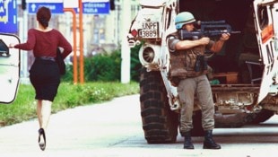 Wohlhabende Männer sollen bezahlt haben, um in der „Sniper Alley“ im Herzen Sarajevos auf ...