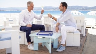 Gemütlich anstoßen auf eine gemeinsame Zukunft: Wir begleiten Ralf Schumacher und Étienne ...
