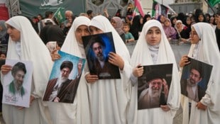Am Montag wurde in Teheran eine Massenhochzeit gefeiert. Die Teilnehmenden hatten sich für ...