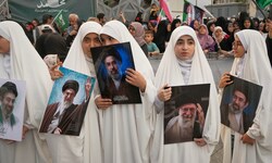 Am Montag wurde in Teheran eine Massenhochzeit gefeiert. Die Teilnehmenden hatten sich für ...