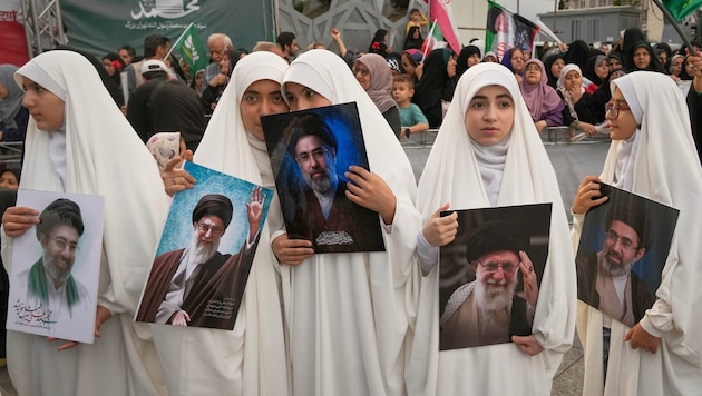 Am Montag wurde in Teheran eine Massenhochzeit gefeiert. Die Teilnehmenden hatten sich für ein ...