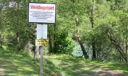 Im Weidegebiet, wo das Unglück geschah, standen entsprechende Hinweis- und Infotafeln.