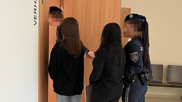 Seit Dezember sitzen die zwei Mädchen – sie sind in einer Beziehung – in U-Haft.