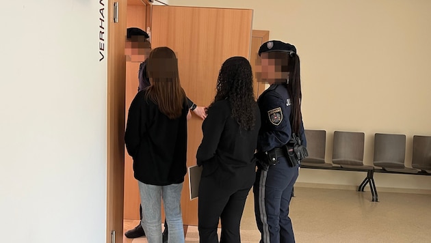 Seit Dezember sitzen die zwei Mädchen – sie sind in einer Beziehung – in U-Haft.