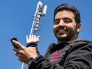 Hier begann die weite Reise unseres Datenpakets: Mobilfunkplaner Ahmed Maatoug lässt uns hinter ...