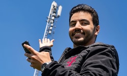 Hier begann die weite Reise unseres Datenpakets: Mobilfunkplaner Ahmed Maatoug lässt uns hinter ...