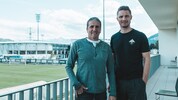 Leandro Simonelli (li.) wird von Altachs Sportdirektor Philipp Netzer zu seiner zweiten Amtszeit ...