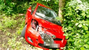 Der rote Unfallwagen prallte gegen einen Baum.