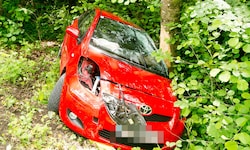 Der rote Unfallwagen prallte gegen einen Baum.