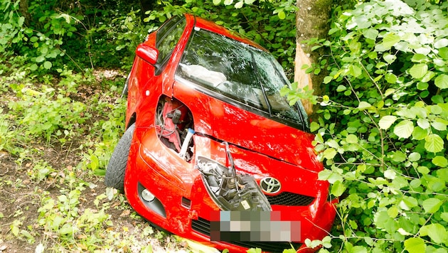 Der rote Unfallwagen prallte gegen einen Baum.
