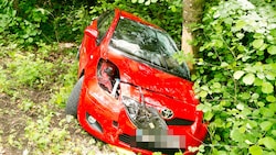 Der rote Unfallwagen prallte gegen einen Baum.