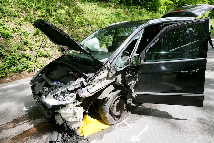 Auch das zweite am Unfall beteiligte Fahrzeug wurde komplett demoliert.