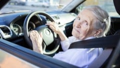 Unsicher hinterm Lenkrad? Dann gleich eine Fahrstunde in einer Fahrschule buchen!  
