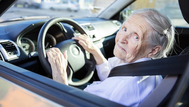 Unsicher hinterm Lenkrad? Dann gleich eine Fahrstunde in einer Fahrschule buchen!