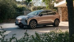 Der Volvo EX60 surrt ab Frühsommer elektrisch los, der Vorgänger fährt auch noch.