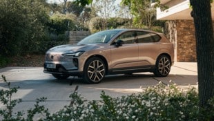 Der Volvo EX60 surrt ab Frühsommer elektrisch los, der Vorgänger fährt auch noch.