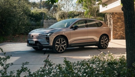 Der Volvo EX60 surrt ab Frühsommer elektrisch los, der Vorgänger fährt auch noch.