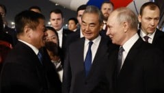 Wladimir Putin wurde nach seiner Ankunft in Peking vom chinesischen Außenminister Wang Yi und ...