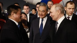 Wladimir Putin wurde nach seiner Ankunft in Peking vom chinesischen Außenminister Wang Yi und ...