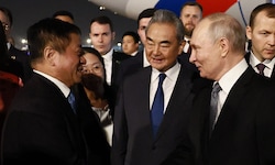 Wladimir Putin wurde nach seiner Ankunft in Peking vom chinesischen Außenminister Wang Yi und ...