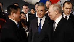 Wladimir Putin wurde nach seiner Ankunft in Peking vom chinesischen Außenminister Wang Yi und ...