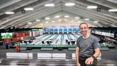 Obmann Werner Daberto vor den eigens aufgebauten WM-Bahnen in der Stanser Tennis-Halle. 