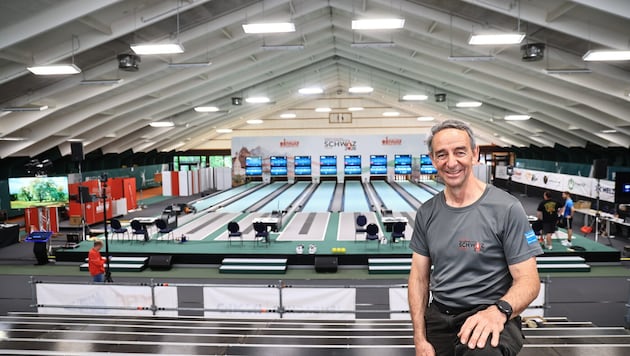 Obmann Werner Daberto vor den eigens aufgebauten WM-Bahnen in der Stanser Tennis-Halle.