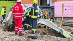 Der 62-jährige Mann war unter dem Bagger eingeklemmt.