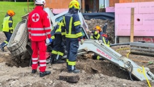 Der 62-jährige Mann war unter dem Bagger eingeklemmt.