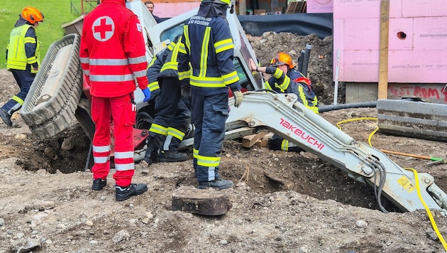 Der 62-jährige Mann war unter dem Bagger eingeklemmt.