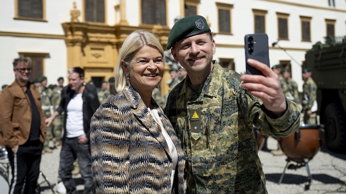 Verteidigungsministerin Klaudia Tanner und Willi Gabalier bei der Programmpräsentation.