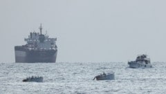 Ein Schiff mit den Symbolen der Hilfsflotte für Gaza wird in einen israelischen Hafen ...