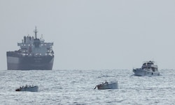 Ein Schiff mit den Symbolen der Hilfsflotte für Gaza wird in einen israelischen Hafen ...