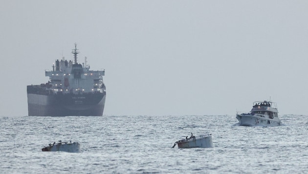 Ein Schiff mit den Symbolen der Hilfsflotte für Gaza wird in einen israelischen Hafen ...