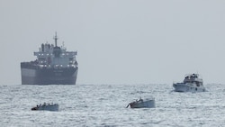 Ein Schiff mit den Symbolen der Hilfsflotte für Gaza wird in einen israelischen Hafen ...
