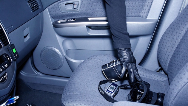 Gut sichtbar im Auto liegende Wertgegenstände ziehen Autoknacker magisch an